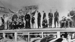 Poznań, 29 czerwca 1956 r. Robotnicy poznańskich zakładów H. Cegielskiego rozpoczęli strajk. Tysięczne tłumy pojawiły się na ulicach. Nz. Robotnicy na tramwaju na pl. Mickiewicza. Fot. PAP/CAF/Reprod.