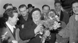 Centralny Port Lotniczy Warszawa-Okęcie. Powitanie powracającej do kraju pisarki Zofii Kossak-Szczuckiej, 12 lutego 1957 r. Fot. PAP/Pieńkowski