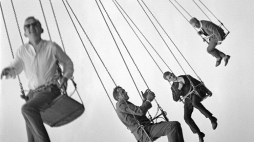 Ludzie na karuzeli w Łowiczu. Fot. PAP/Afa Pixx/Mirosław Stankiewicz