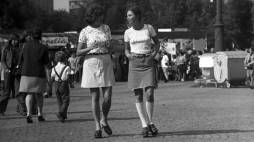 Warszawa 8 września 1973 r. Coroczny festyn z okazji święta dziennika "Trybuna Ludu", organu prasowego PZPR. 8 i 9 września w różnych miejscach odbywały się kiermasze, występy, pokazy i imprezy masowe. Na zdjęciu: plac Defilad. Fot. PAP/Longin Wawrynkiewicz