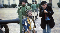 Andrzej Wajda (pierwszy od prawej), Janusz Kijowski w roli Waleriana Łukasińskiego (klęczy), Stanisław Gronkowski (w głębi) podczas realizacji spektaklu telewizyjnego według dramatu Stanisława Wyspiańskiego "Noc listopadowa", 1978 r. Fot. PAP/Jan Morek