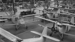 Wytwórnia Sprzętu Komunikacyjnego (WSK) PZL-Mielec; montaż samolotów Antonow An-2. Fot. PAP/Włodzimierz Echeński