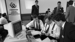 Warszawa 16 kwietnia 1991. Pierwsza sesja giełdowa w siedzibie Giełdy Papierów Wartościowych w Warszawie w dawnym budynku Komitetu Centralnego PZPR, na której notowano akcje 5 spółek: Tonsilu, Próchnika, Krosna, Kabli, Exbudu. gr PAP/Cezary Słomiński