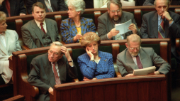 Posiedzenie Zgromadzenia Narodowego, które debatowało nad poprawkami zgłoszonymi przez prezydenta RP Aleksandra Kwaśniewskiego, do nowej Konstytucji RP. Nz. posłowie Unii Wolności w 1 rzędzie od lewej: Olga Krzyżanowska, Tadeusz Mazowiecki, Hanna Suchocka, Bronisław Geremek, w 2 rzędzie od lewej: Bogdan Borusewicz, Zofia Kuratowska, Tadeusz Syryjczyk. Fot. PAP/Radosław Pietruszka