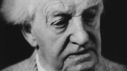 Gerhart Hauptmann - niedatowana fotografia niemieckiego poety i pisarza, który urodził się w Bad Salzbrunn (dziś Szczawno-Zdrój) w 1862 roku, a zmarł w Jagniątkowie (do 1945 r. Agnetendorf) w Karkonoszach w 1946 r. Do jego najważniejszych dzieł należą „Szczury”, „Sygnalista Thiel”, „Futro z bobra” oraz dramat „Tkacze”. W 1912 roku otrzymał literacką Nagrodę Nobla. Fot. PAP/EPA