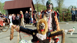 W Wiśniowej k. Myślenic (woj. małopolskie) w drugi dzień świąt pojawiają się tzw. dziady. Fot. PAP/JACEK BEDNARCZYK