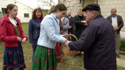 Wielkanocna tradycja z Podlasia - chodzenie z konopielką. Fot. PAP/Leon Stankiewicz