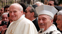 Papież Jan Paweł II i naczelny rabin synagogi rzymskiej, Elio Toaff, w Rzymie. Fot. PAP/EPA/STR