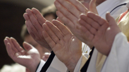 Księża z Diecezji Opolskiej i setki ministrantów uczestniczyło w Mszy Krzyżma w katedrze pw. Świętego Krzyża w Opolu, 2006 r. Fot. PAP/Krzysztof Świderski