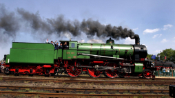 Parada parowozów z Polski, Niemiec, Czech, Węgier i Anglii uświetniła obchody setnej rocznicy istnienia parowozowni w Wolsztynie. Fot. PAP/Bogdan Borowiak