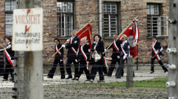 Oświęcim, 27.04.2010. Nauczyciele i uczniowie przeszli w Marszu Milczenia zorganizowanym 27 bm. przez Związek Nauczycielstwa Polskiego na terenie byłego niemieckiego obozu koncentracyjnego Auschwitz z okazji Ogólnopolskiego Dnia Pamięci i Pokoju. Uczestnicy marszu oddali hołd pedagogom, którzy zginęli podczas II wojny światowej. Fot. PAP/Andrzej Grygiel