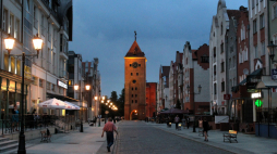 Elbląg, Stary Rynek, w tle Brama Targowa, 2013 r. Fot. PAP/Tomasz Waszczuk