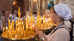 Wierni modlą się w Cerkwi Zwiastowania na terenie monasteru Zwiastowania Przenajświętszej Bogurodzicy i św. Jana Teologa w Supraślu. Fot. PAP/Michał Zieliński 