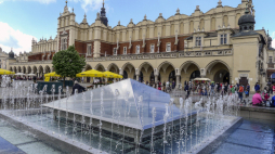 Fontanna „Kryształ” na Rynku Głównym w Krakowie (została zniszczona w 2023 r.). Fot. PAP/Jerzy Ochoński