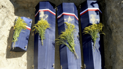 Pogrzeb 36 osób, których szczątki ekshumowano na terenie wyludnionej polskiej wsi Ostrówki na Ukrainie, rok 2015. Fot. PAP/Darek Delmanowicz 