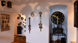 Zrekonstruowane mechanizmy i części zegarów wieżowych w Muzeum Rzemiosła, którego oddziałem będzie  Fabryka Zegarów Wieżowych. Fot.  PAP/Afa Pixx/Zenon Żyburtowicz