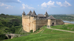 Zamek w Chocimiu - budowla obronna usytuowana na wysokim, skalistym brzegu rzeki Dniestr. Fot. PAP/Afa Pixx/Zenon Żyburtowicz