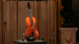 Prezentacja na Zamku Królewskim w Warszawie skrzypiec wykonanych w 1685 r. przez Antonia Stradivariego. Instrument, któremu nadano imię Polonia, został kupiony dla uczczenia 100. rocznicy odzyskania przez Polskę niepodległości. Fot. PAP/Mateusz Marek