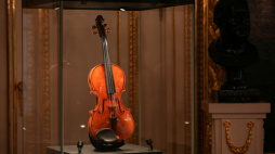 Prezentacja na Zamku Królewskim w Warszawie skrzypiec wykonanych w 1685 r. przez Antonia Stradivariego. Instrument, któremu nadano imię Polonia, został kupiony dla uczczenia 100. rocznicy odzyskania przez Polskę niepodległości. Fot. PAP/Mateusz Marek