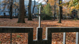 Teren kościoła św. Apostołów Piotra i Pawła w Warszawie w przededniu Wszystkich Świętych w 2022 r. Fot. PAP/Mateusz Marek