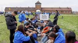 Uczestnicy Marszu Żywych na terenie byłego niemieckiego obozu koncentracyjnego Auschwitz II-Birkenau w 2023 r. Fot. PAP/Zbigniew Meissner
