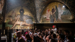 Wnętrze bazyliki Grobu Pańskiego w Jerozolimie. Fot. PAP/Wojtek Jargiło