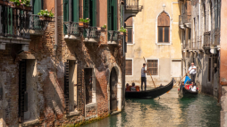 Gondole na kanale w Wenecji. Miasto jest w całości wpisane na Listę Światowego Dziedzictwa UNESCO. Fot. PAP/Małgorzata Sawoch