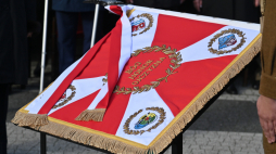 Sztandar Wojskowy 36. Mrzeżyńskiego Dywizjonu Rakietowego Obrony Powietrznej. Fot. PAP/Marcin Bielecki 