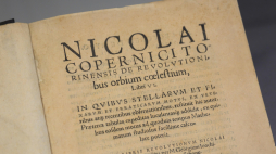 Wydanie bazylejskie „De revolutionibus orbium coelestium” z 1566 r naotwartej wystawie „Astronomia i księgi. Wokół »De revolutionibus« Mikołaja Kopernika” w Galerii Atanazego Biblioteki Raczyńskich w Poznaniu, luty 2024 r. Fot. PAP/Jakub Kaczmarczyk