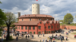 Zwiedzający w Twierdzy Wisłoujście, w której otwarto odnowione Koszary Napoleońskie w ramach „Majówkowego powrotu Twierdzy Wisłoujście” w Gdańsku, 27.04.2024 r. Fot. PAP/Andrzej Jackowski