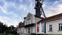 opalnia soli „Wieliczka”. Turyści oczekujący na zjazd pod ziemię szybem Daniłowicza. Fot. PAP/Jerzy Ochoński