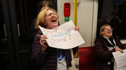 Śmiechowy flashmob w warszawskim metrze, 1 bm. Z okazji prima aprilis pasażerowie metra będą świadkami akcji społecznej, polegającej na łańcuchowej reakcji śmiechu. Fot. PAP/Albert Zawada