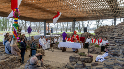 Msza święta w kaplicy baptyzmalnej na wyspie Ostrów Lednicki, w ramach obchodów Narodowego Święta Chrztu Polski w 2025 r. Fot. PAP/Paweł Jaskółka