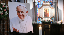 Portret papieża Franciszka przy księdze kondolencyjnej wyłożonej po jego śmierci w warszawskiej archikatedrze. Fot . PAP/Radek Pietruszka 