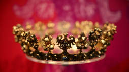 Najcenniejszy zabytek skarbu średzkiego - królewska korona ślubna z XIV wieku. Fot. PAP/Maciej Kulczyński 