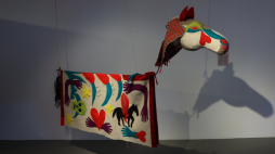 Eksponat 18. Międzynarodowego Triennale Tkaniny w Centralnym Muzeum Włókiennictwa w Łodzi. Fot. PAP/Marian Zubrzycki 