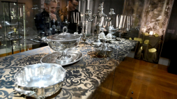 Fragment wystawy „Srebro i sól. Solniczki z Muzeum Żup Krakowskich Wieliczka” w sandomierskim zamku. Fot. PAP/Piotr Polak. 