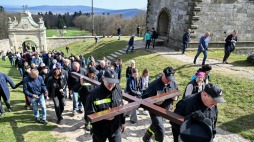 Świętokrzyska Droga Krzyżowa z Nowej Słupi na Święty Krzyż. Fot. PAP/Piotr Polak