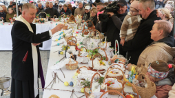 Abp Józef Guzdek, metropolita białostocki, podczas święcenia pokarmów wielkanocnych. Fot. PAP/Artur Reszko
