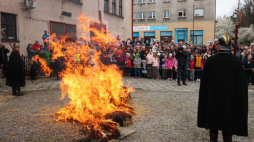 Palenie kukły Judosza na skoczowskim rynku. Fot. PAP/Jarek Praszkiewicz