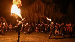 W Koprzywnicy strażacy ochotnicy podtrzymali wielkanocną tradycję „bziukania”. Fot. PAP/Piotr Polak