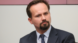 Dyrygent Adam Banaszak podczas konferencji prasowej zapowiadającej 35. Jubileuszowy Festiwal Mozartowski. Fot. PAP/Leszek Szymański