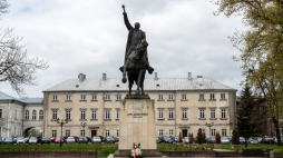 W tle Pałac Zamoyskich w Zamościu, na pierwszym planie pomnik Jana Zamoyskiego. Fot. PAP/Wojtek Jargiło
