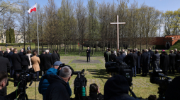 Prezydent RP Karol Nawrockina uroczystościach w Muzeum Katyńskim w Warszawie. Fot. PAP/Albert Zawada 