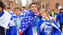 Uczestnicy Marszu Żywych na terenie byłego niemieckiego obozu Auschwitz w Oświęcimiu. Fot.  PAP/Jarek Praszkiewicz