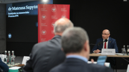 Dr Mateusz Szpytma (P) na przesłuchaniu kandydatów na stanowisko Prezesa Instytutu Pamięci Narodowej, 14 bm. w Warszawie. Kandydaci odpowiadają na pytania członków Kolegium IPN. Fot. PAP/Marcin Obara