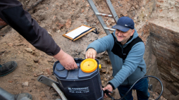 Toruń, 16 kwietnia 2026 r. Archeolog podczas pracy na stanowisku archeologicznym na Bulwarze Filadelfijskim obok hotelu Bulwar w Toruniu. Fot. PAP/Agnieszka Bielecka