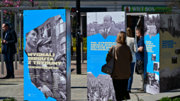 Wystawa plenerowa „Wygnali Bieruta z trybuny” prezentowana na Placu Zgody w Szczecinie. Fot. PAP/Marcin Bielecki