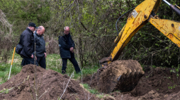 Prace poszukiwawcze na terenie Woli Ostrowieckiej. Fot. PAP/Vladyslav Musiienko