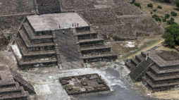 Zdjęcie lotnicze przedstawia śledczych patrolujących obszar Piramidy Księżyca w gminie San Juan Teotihuacan w stanie Meksyk, Meksyk, 21 kwietnia 2026 r. Sprzedawcy i turyści wyrazili obawy o bezpieczeństwo dzień po tym, jak strzelanina w strefie archeologicznej Teotihuacan spowodowała śmierć kanadyjskiego turysty i obrażenia 13 innych osób. Fot. EPA/Franyeli García Strona: PAP/EPA